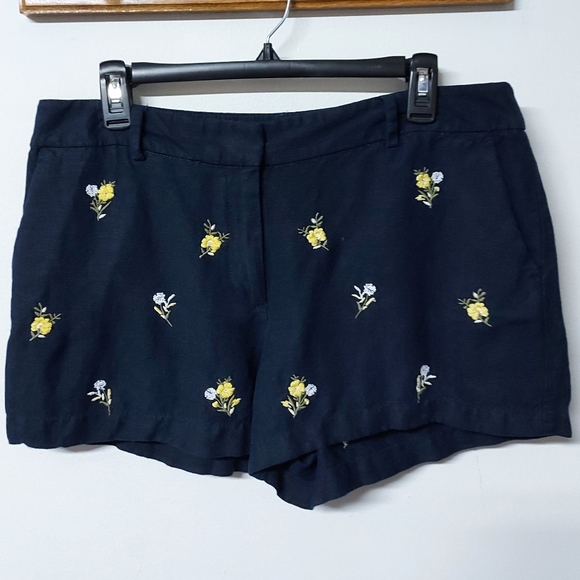 LOFT Pants - 💐SALE💐 LOFT navy floral linen blend shorts women's 8 junior's 9